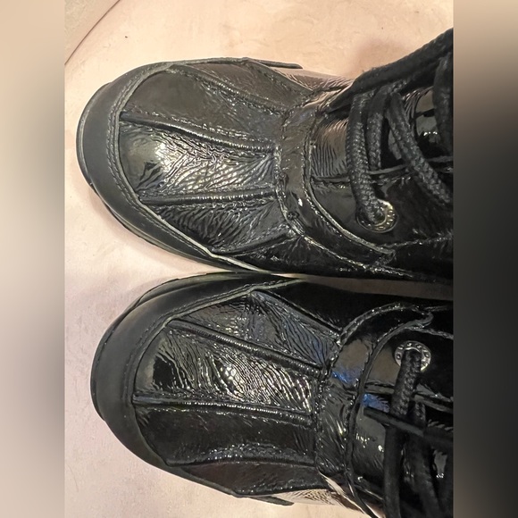 UGG Australia Black Patent Short Adirondack - Picture 3 of 5